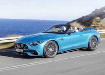 Mercedes-AMG SL 43 Roadster | Kraftstoffverbrauch kombiniert: 9,4-8,9 l/100 km | CO₂-Emissionen kombiniert: 214-201 g/km* Exterieur: Hyperblau metallic; Interieur: Leder Nappa Style kristallweiß.;Kraftstoffverbrauch kombiniert: 9,4-8,9 l/100 km | CO₂-Emissionen kombiniert: 214-201 g/km*

Mercedes-AMG SL 43 Roadster | fuel consumption combined: 9,4-8,9 l/100 km | CO₂-emissions combined: 214-201 g/km* exterior: hyperblue metallic; interior: leather nappa style crystal white.;Fuel consumption combined: 9,4-8,9 l/100 km | CO₂-emissions combined: 214-201 g/km*