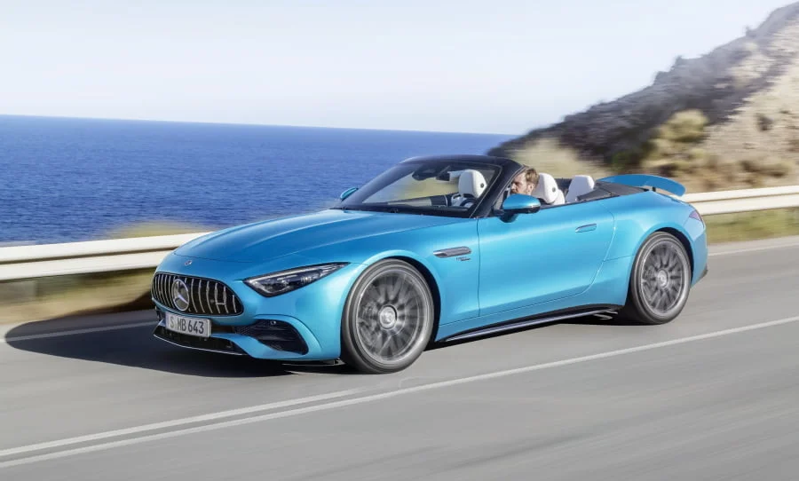 Mercedes-AMG SL 43 Roadster | Kraftstoffverbrauch kombiniert: 9,4-8,9 l/100 km | CO₂-Emissionen kombiniert: 214-201 g/km* Exterieur: Hyperblau metallic; Interieur: Leder Nappa Style kristallweiß.;Kraftstoffverbrauch kombiniert: 9,4-8,9 l/100 km | CO₂-Emissionen kombiniert: 214-201 g/km*Mercedes-AMG SL 43 Roadster | fuel consumption combined: 9,4-8,9 l/100 km | CO₂-emissions combined: 214-201 g/km* exterior: hyperblue metallic; interior: leather nappa style crystal white.;Fuel consumption combined: 9,4-8,9 l/100 km | CO₂-emissions combined: 214-201 g/km*