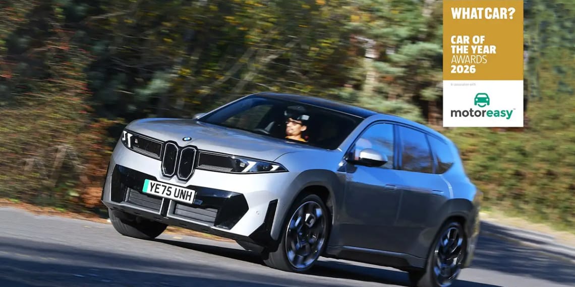 BMW iX3 ด้านหน้าขับขี่ What Car? of the year