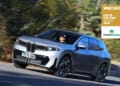 BMW iX3 ด้านหน้าขับขี่ What Car? of the year