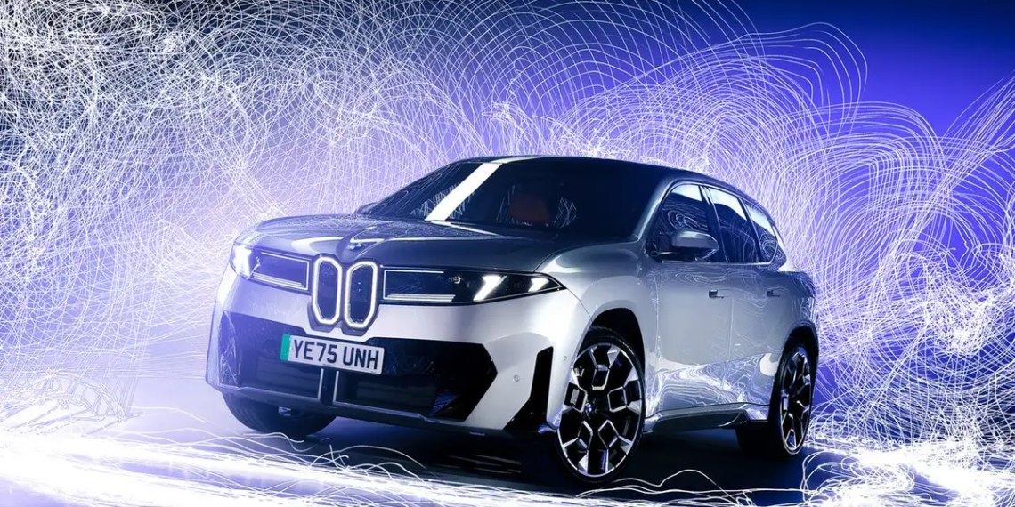 BMW iX3 ด้านหน้า What Car? of the year