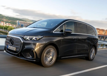 Mercedes-Benz VLE 2026 driving front left