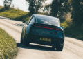 Tesla Model Y ขับขี่ด้านหลัง