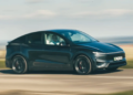 Tesla Model Y ขับขี่ด้านข้าง