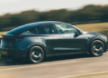 Tesla Model Y ขับขี่ด้านข้าง