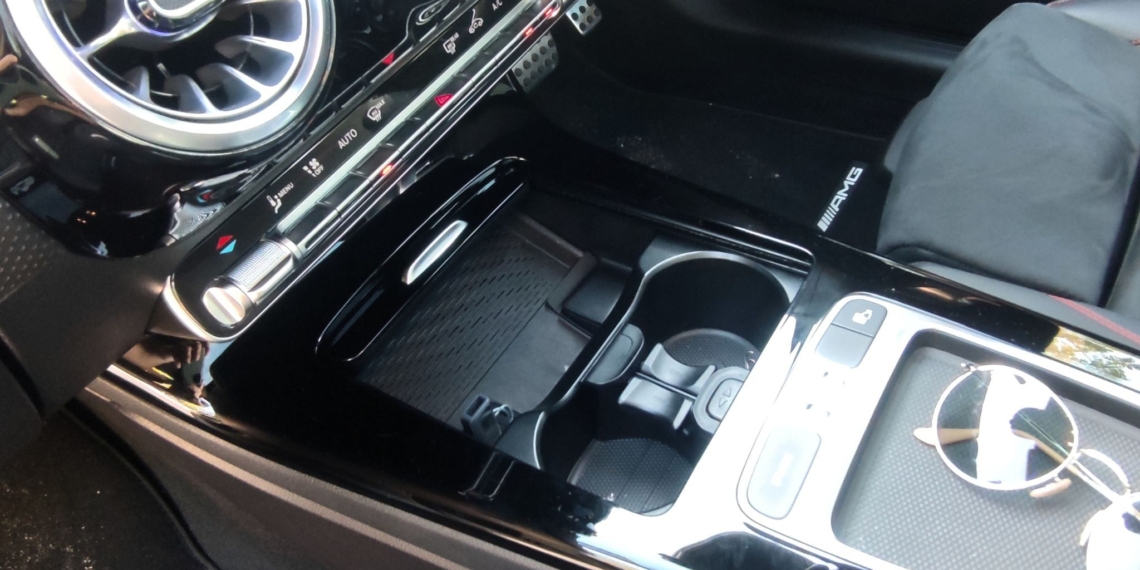 Mercedes-Benz A200 AMG Dynamic คอนโซลกลาง