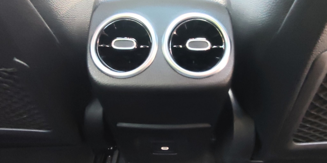 Mercedes-Benz A200 AMG Dynamic แอร์หลัง