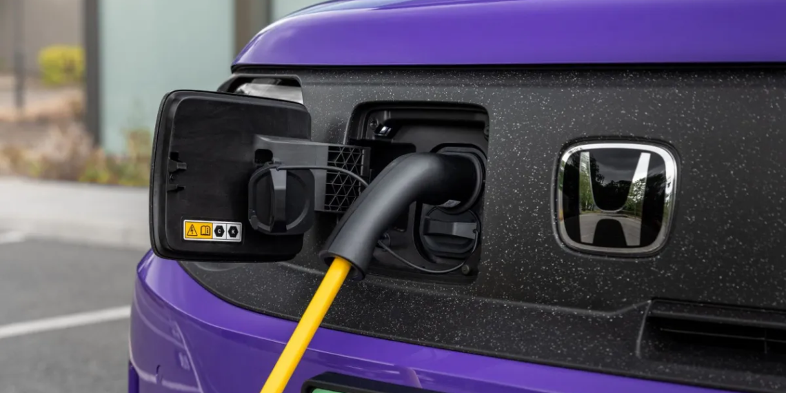 Honda Super-N (ในไทยคือรุ่น Super-One) charging-port