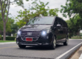 Mercedes-Benz V 300 d Exclusive ด้านห้นาซ้ายเปิดไฟ