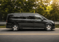 Mercedes-Benz V 300 d Exclusive รถวิ่งด้านข้าง